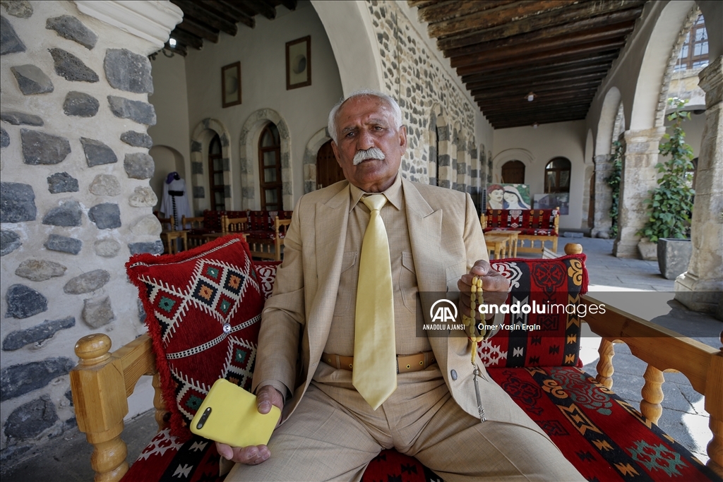 Şırnaklı 75 yaşındaki "Aziz amca" 10 yıldır rengarenk giyiniyor