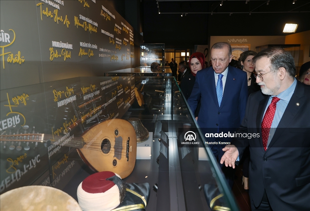 Cumhurbaşkanı Erdoğan, Türk Müziği Tarihi Sergisi'ni gezdi
