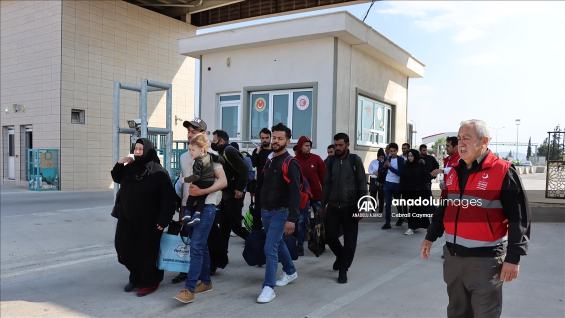 Suriyelilerin ülkelerine gönüllü geri dönüşü sürüyor