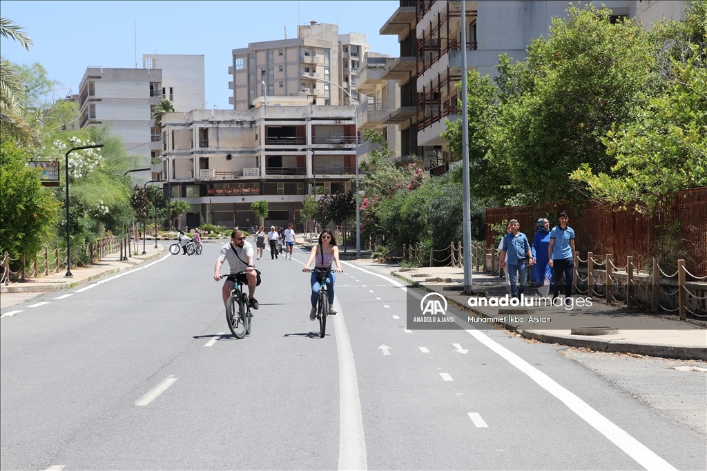 KKTC'de Maraş bölgesindeki plaj turizm mevsimi için hazır