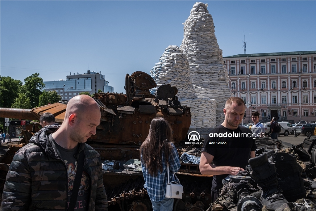 Ukrayna'da vurulan Rus tankları ve askeri malzemeler kent meydanında sergilendi