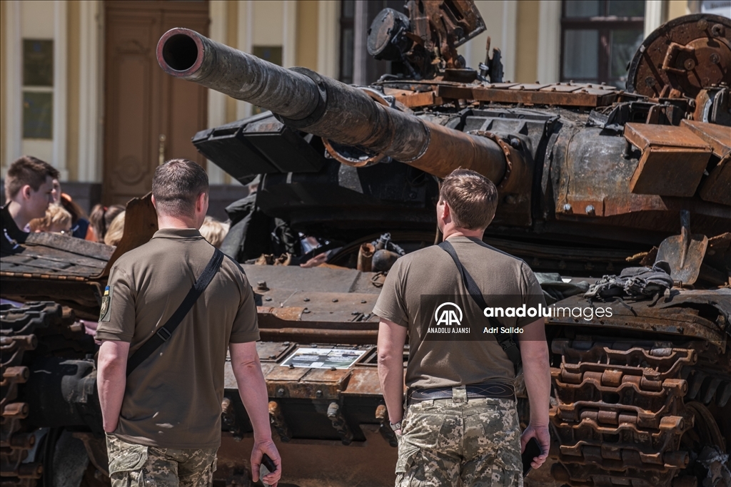 Ukrayna'da vurulan Rus tankları ve askeri malzemeler kent meydanında sergilendi