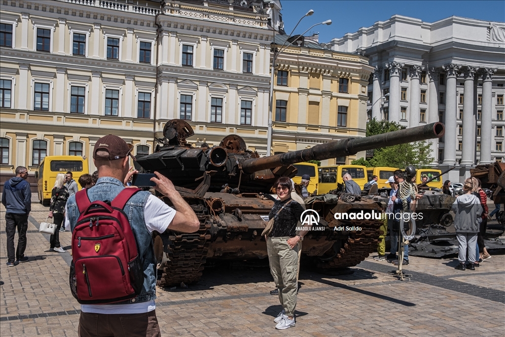 Ukrayna'da vurulan Rus tankları ve askeri malzemeler kent meydanında sergilendi