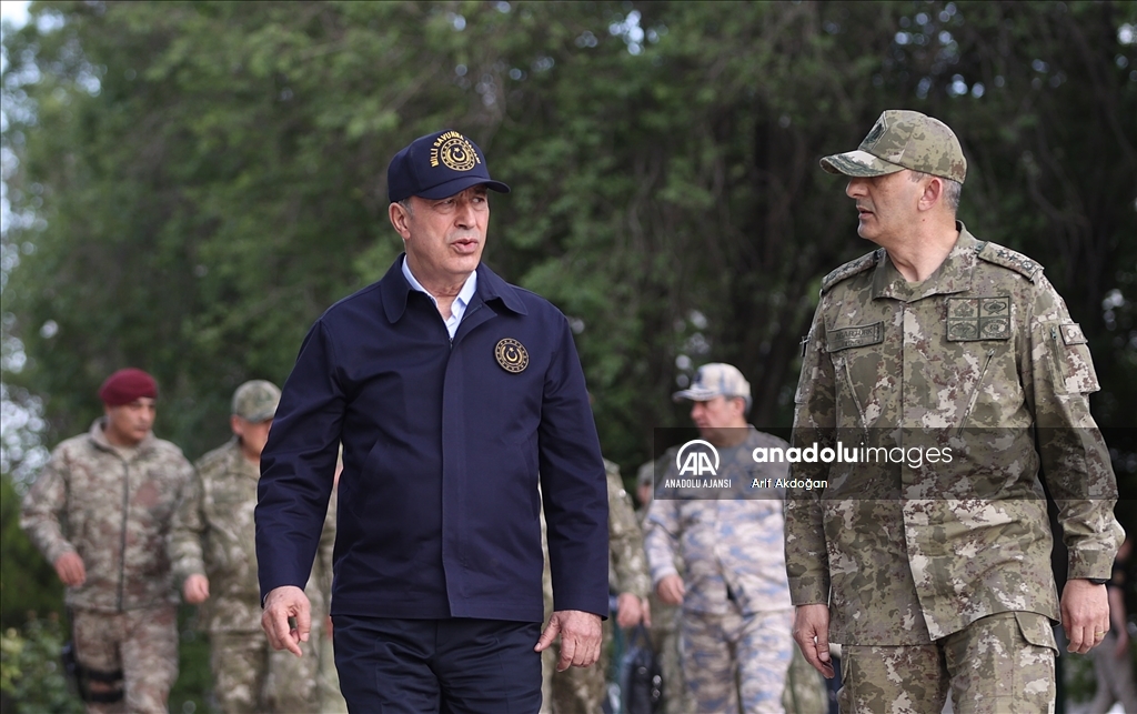 Milli Savunma Bakanı Akar, beraberindeki komutanlarla sınır hattında denetlemelerde bulundu