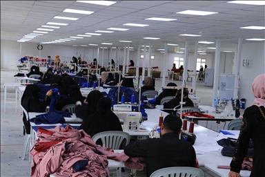 سوريا.. مصنع في تل أبيض يعيد الأمل لمتضررات من الحرب