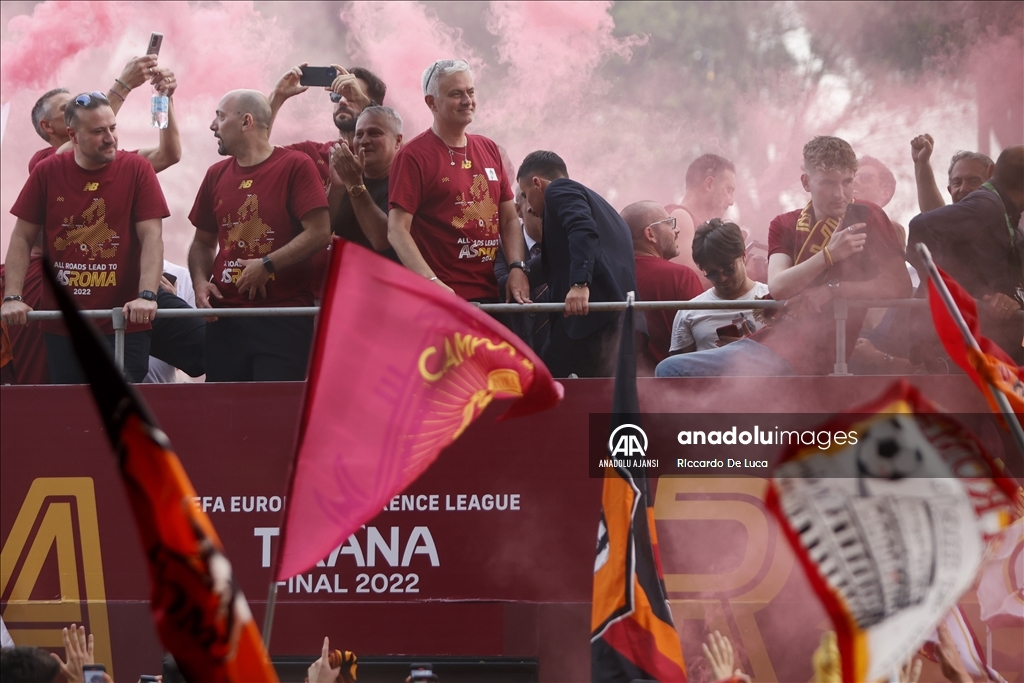 Avrupa Konferans Ligi şampiyonu Roma, taraftarıyla buluştu
