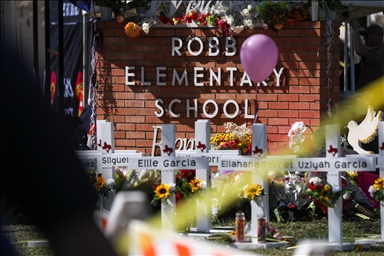 SAD: Građani polažu cvijeće u znak sjećanja na žrtve pucnjave u školi u Texasu 