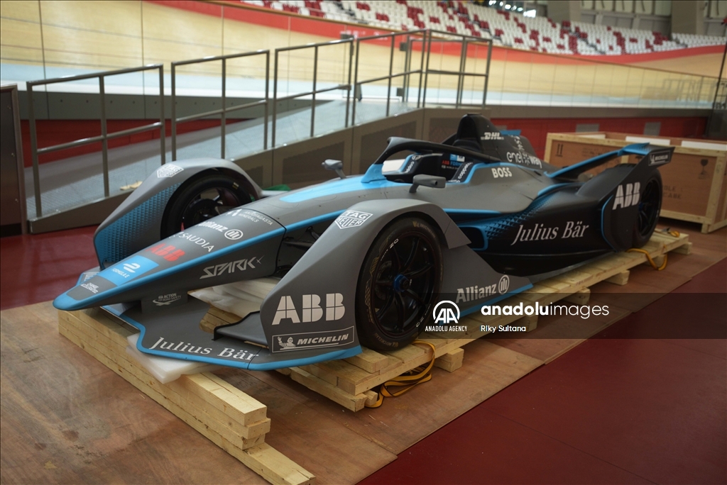Replika mobil balap Formula E dipamerkan di Jakarta International Velodrome