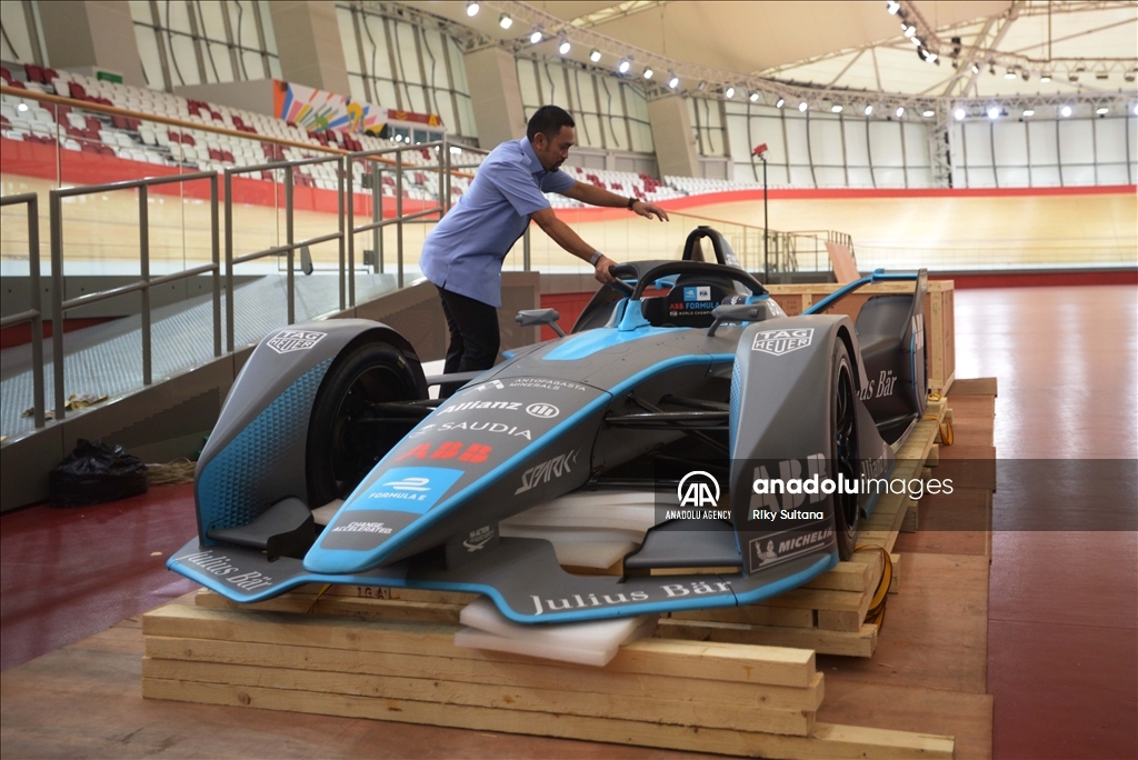 Replika mobil balap Formula E dipamerkan di Jakarta International Velodrome