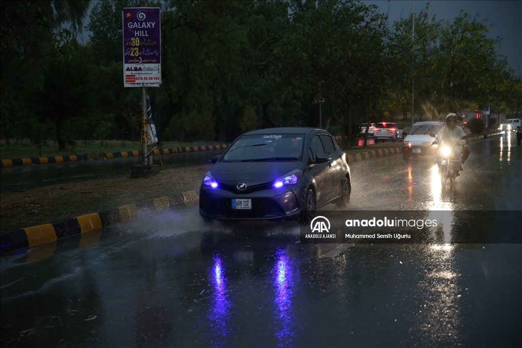 Pakistan'ın başkenti İslamabad'da şiddetli yağış etkili oldu