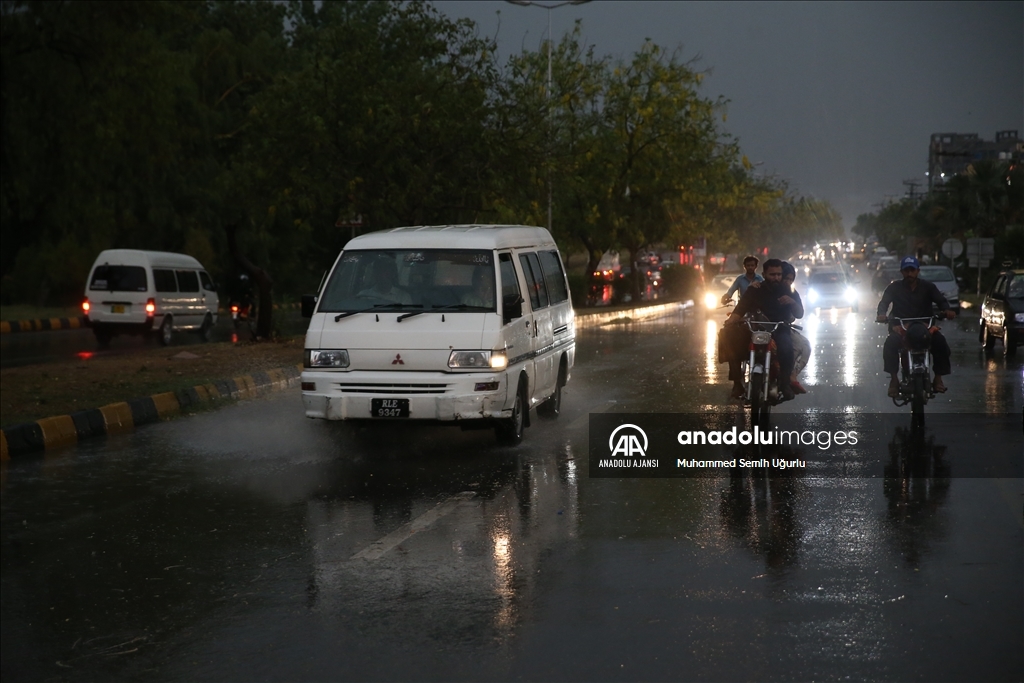 Pakistan'ın başkenti İslamabad'da şiddetli yağış etkili oldu