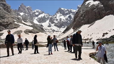 Bilim insanları Cilo Dağları'ndaki buzul alanında inceleme yaptı  