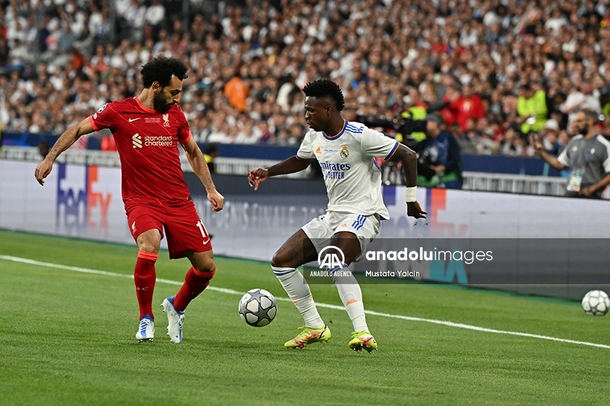 Vinicious Jr del Real Madrid ante Mohamed Salah del Liverpool antes de la victoria 1-0 de los merengues en la final de la Champions League 2022