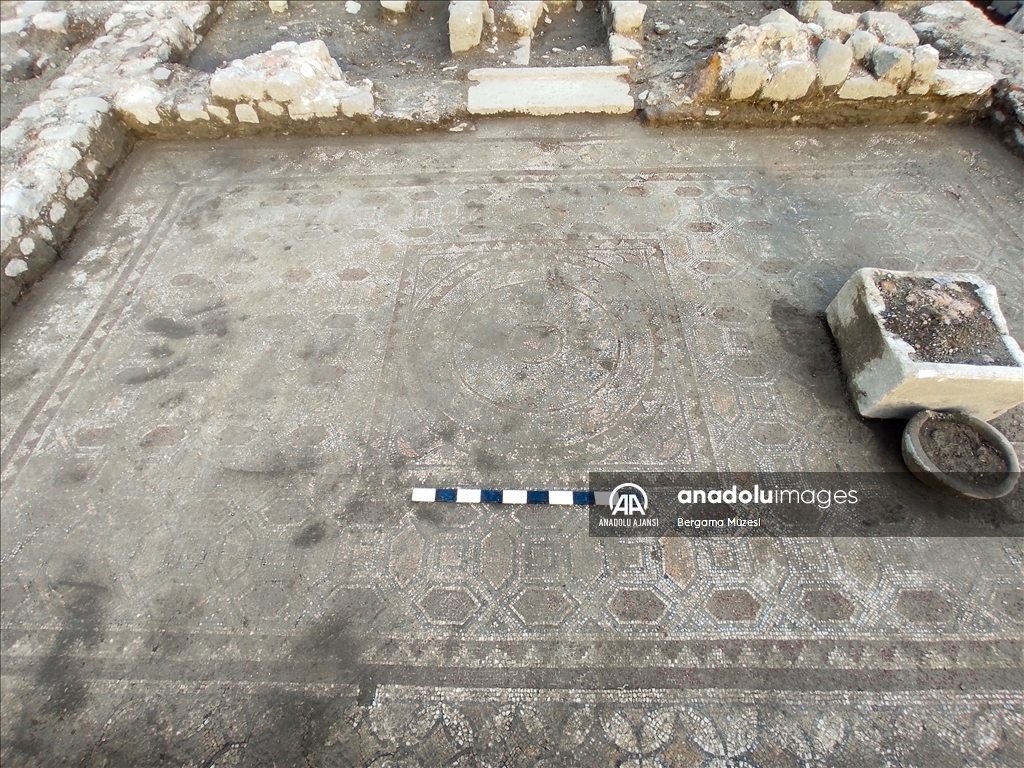 Bergama'da yaklaşık 1800 yıllık geometrik desenli mozaik bulundu