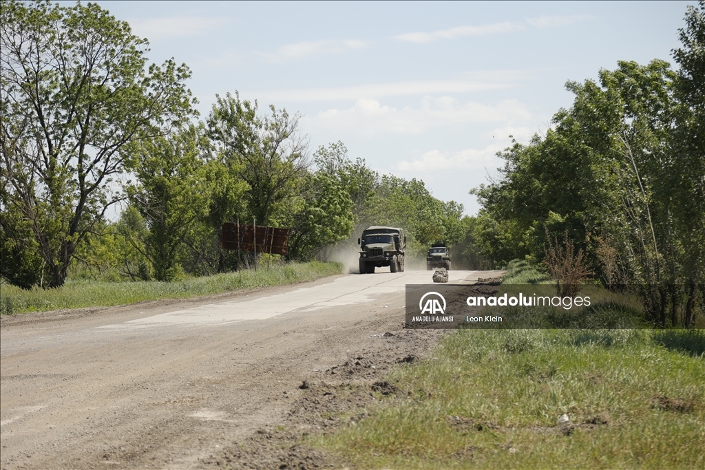 Donetsk kırsalında Rus ordusuna ait zırhlı birliklerinin ilerleyişi