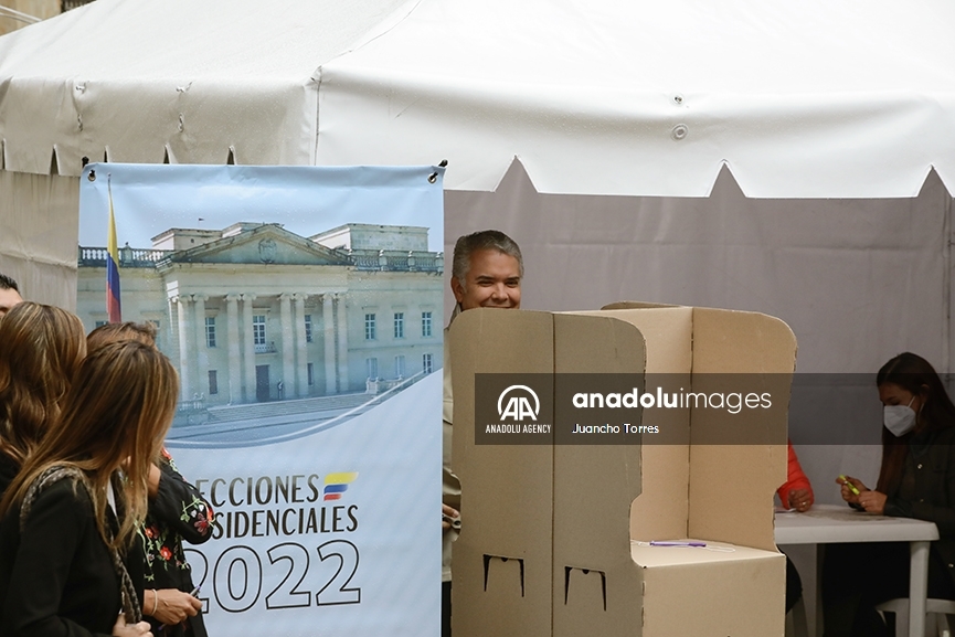 El presidente de Colombia, Iván Duque Márquez, depositó su voto y habló ante los medios en las elecciones presidenciales 2022