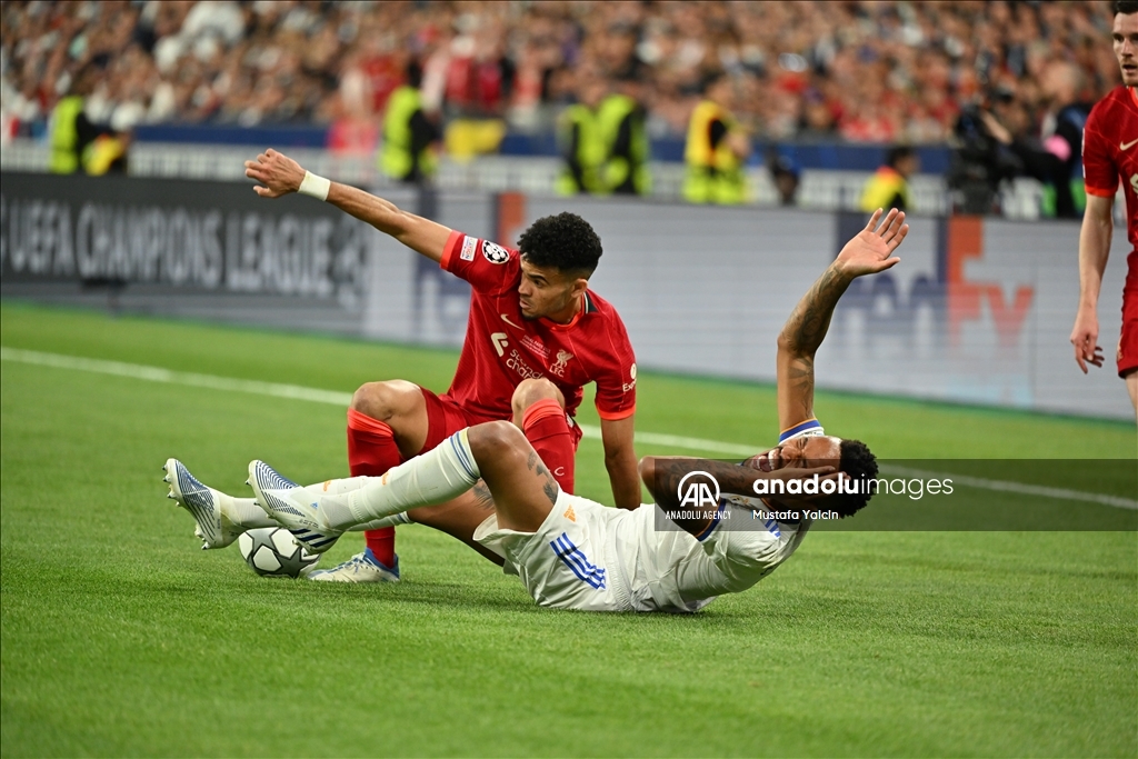 Eder Militao del Real Madrid ante el colombiano Luis Díaz del Liverpool en la final de la Champions League de la UEFA 2022