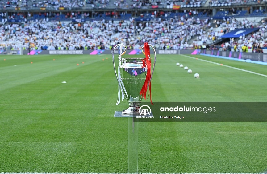 Trofeo de la Champions League de la UEFA 2022 antes del juego entre el Real Madrid y el Liverpool en París, Francia
