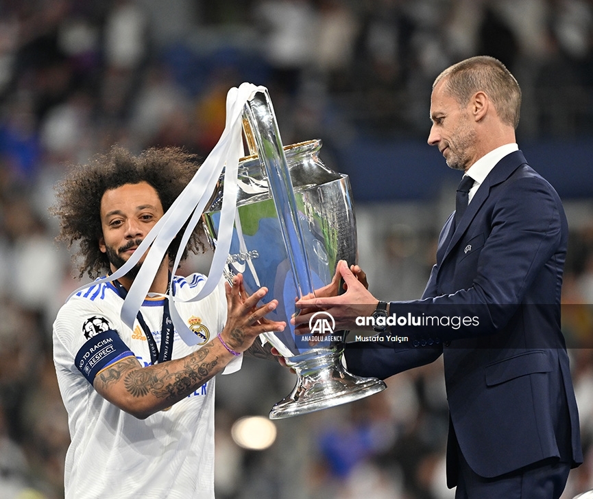 El jugador Marcelo del Real Madrid recibe la 'orejona' tras la victoria ante el Liverpool y la obtención del título de la Champions League 2022