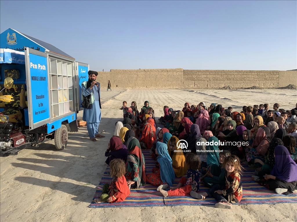 Gönüllü Afganlar, kurdukları "seyyar okullarla" çocukları eğitiyor