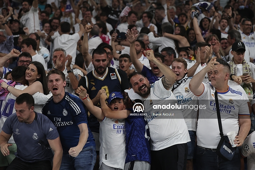 Aficionados del Real Madrid celebran la victoria 1-0 ante el Liverpool y  el título de la Champions League de la UEFA 2022