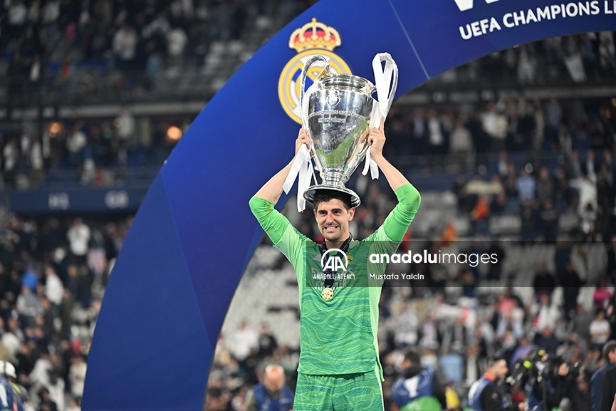 Thibaut Courtois celebra la victoria del Real Madrid 1-0 al Liverpool y el título de la Champions League de la UEFA 2022