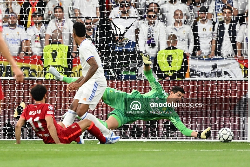 Thibaut Courtois ataja un balón en la victoria del Real Madrid 1-0 ante el Liverpool, lo que le permitió el título de la Champions League 2022