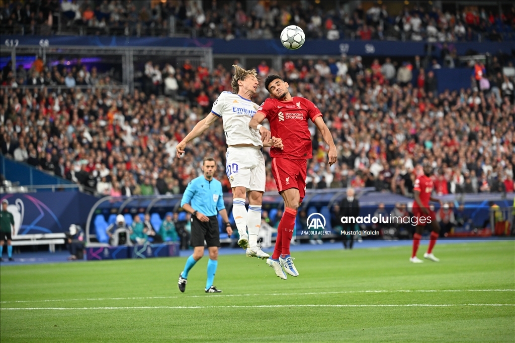 Luka Modric del Real Madrid ante el colombiano Luis Díaz del Liverpool en la final de la Champions League de la UEFA 2022