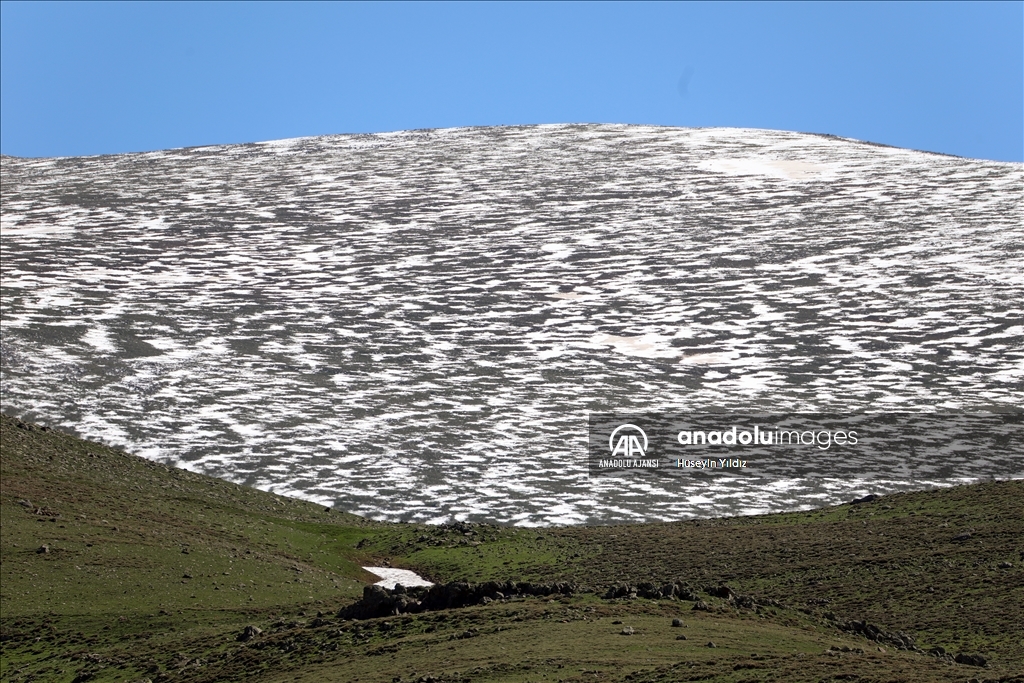 Iğdır ile Ağrı sınırındaki dağlarda karlar erimeye devam ediyor