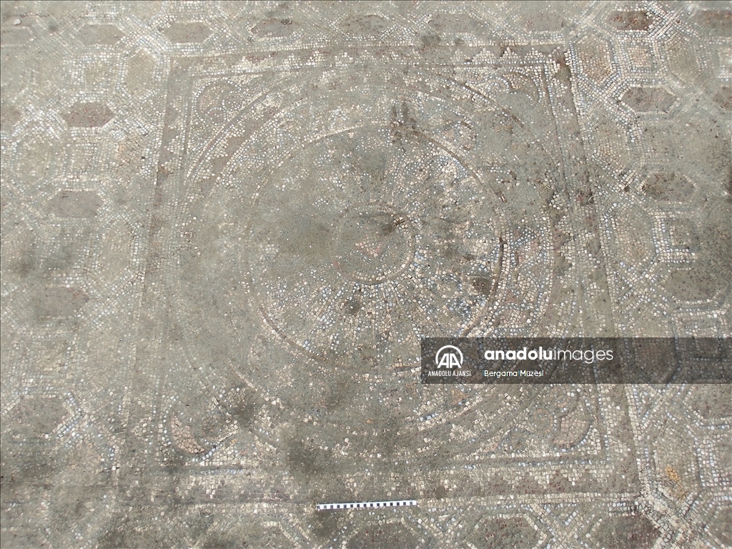 Bergama'da yaklaşık 1800 yıllık geometrik desenli mozaik bulundu