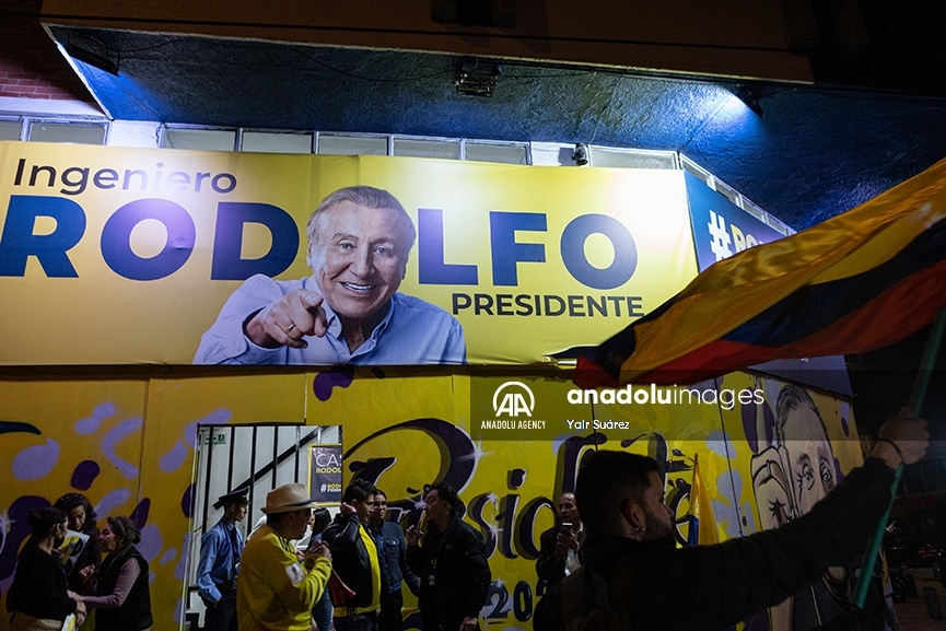Partidarios del candidato presidencial Rodolfo Hernández celebran en Bogotá su paso a segunda vuelta en Colombia