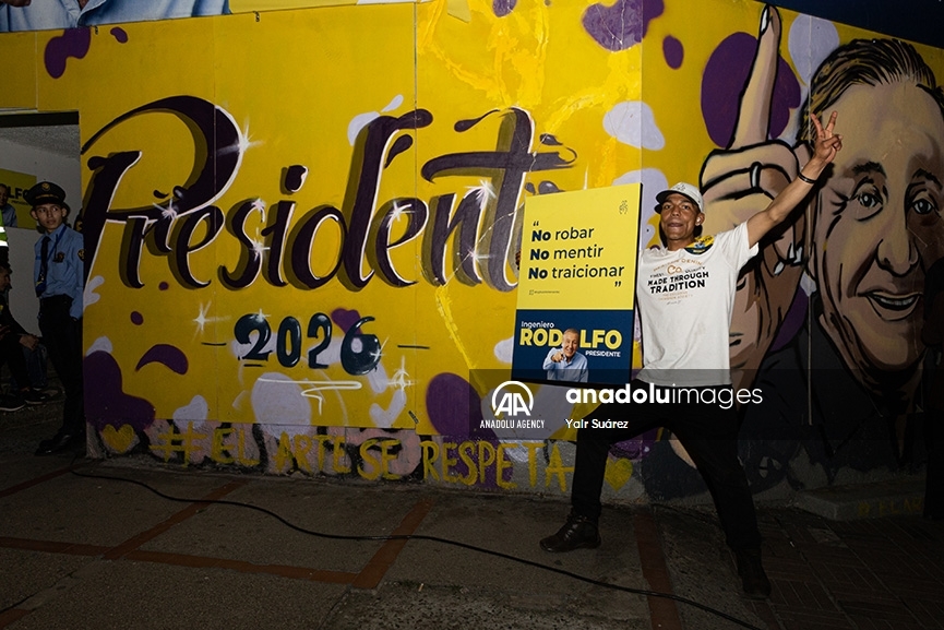 Partidarios del candidato presidencial Rodolfo Hernández celebran en Bogotá su paso a segunda vuelta en Colombia