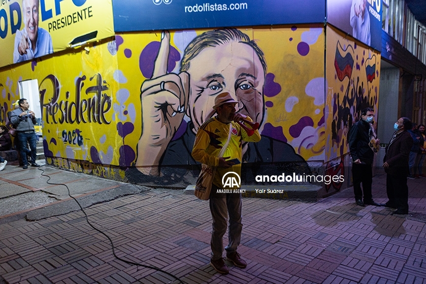 Partidarios del candidato presidencial Rodolfo Hernández celebran en Bogotá su paso a segunda vuelta en Colombia