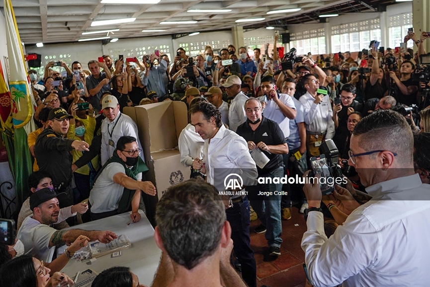 Los candidatos presidenciales que no avanzaron a la segunda vuelta y votaron en Medellín, Colombia
