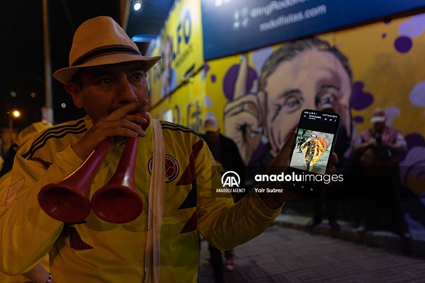 Partidarios del candidato presidencial Rodolfo Hernández celebran en Bogotá su paso a segunda vuelta en Colombia