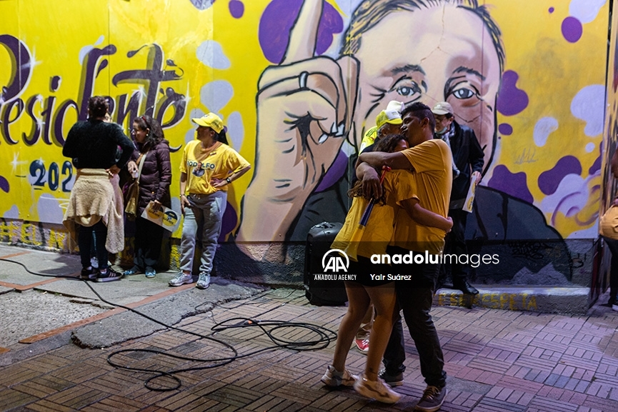 Partidarios del candidato presidencial Rodolfo Hernández celebran en Bogotá su paso a segunda vuelta en Colombia