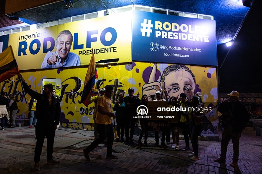 Partidarios del candidato presidencial Rodolfo Hernández celebran en Bogotá su paso a segunda vuelta en Colombia