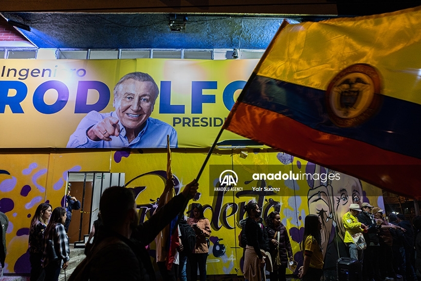 Partidarios del candidato presidencial Rodolfo Hernández celebran en Bogotá su paso a segunda vuelta en Colombia