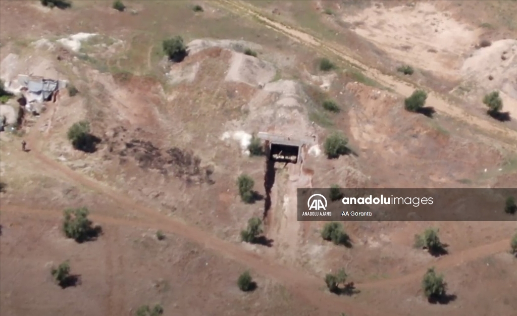 Terör örgütü YPG/PKK, Tel Rıfat ve çevre köylerde tünel kazıp silah saklıyor