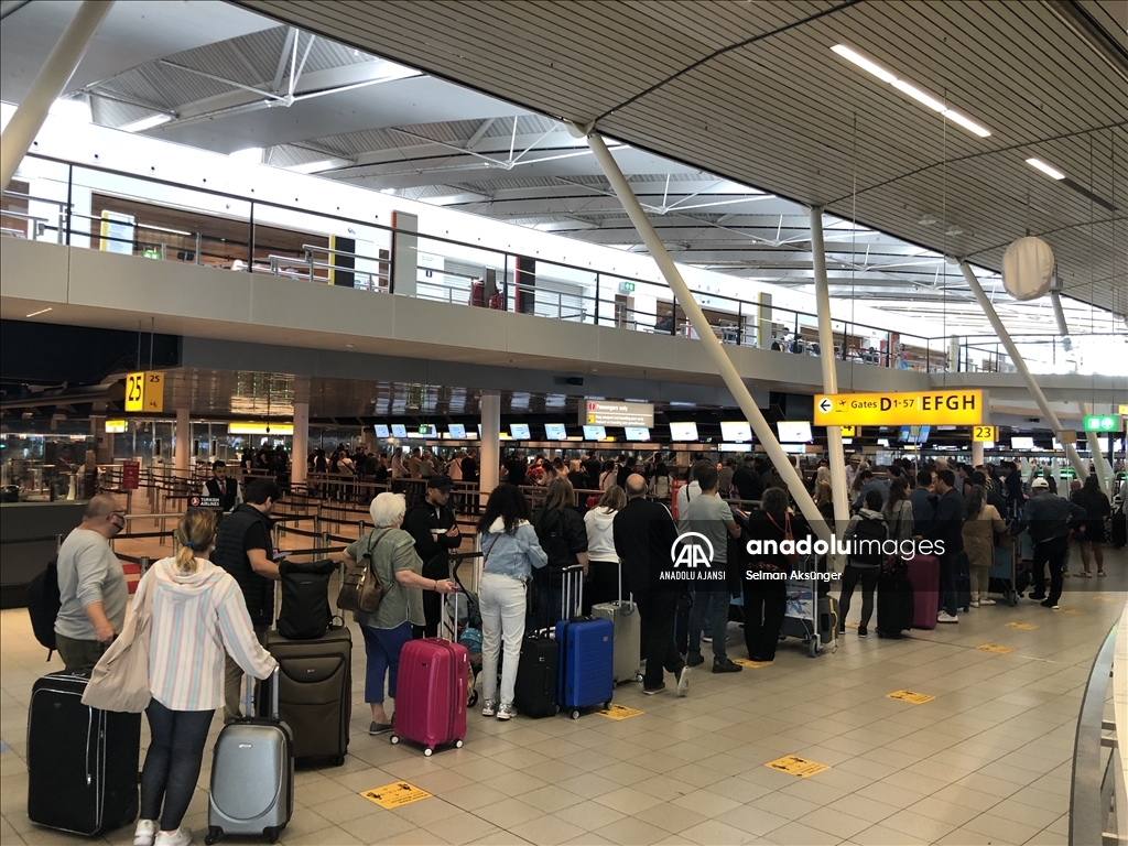 Amsterdam Schiphol Havalimanı'ndaki yoğunluğa çözüm bulunamıyor