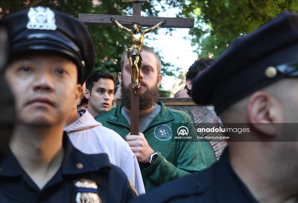 Kürtaj hakkını savunanlar ve kürtaj karşıtları New York'taki gösteride karşı karşıya geldi