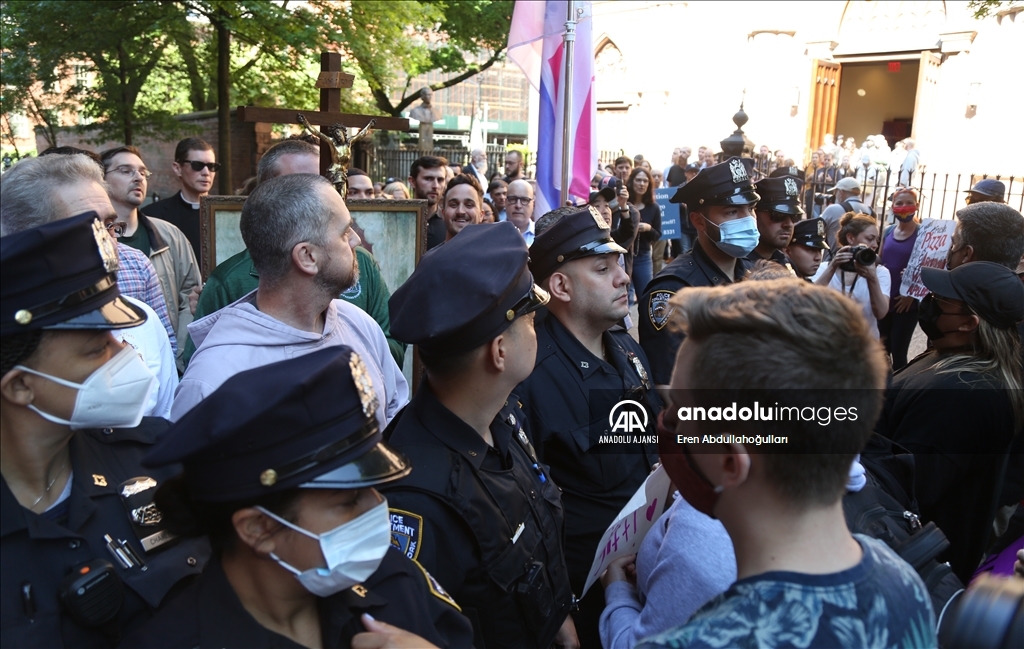 Kürtaj hakkını savunanlar ve kürtaj karşıtları New York'taki gösteride karşı karşıya geldi