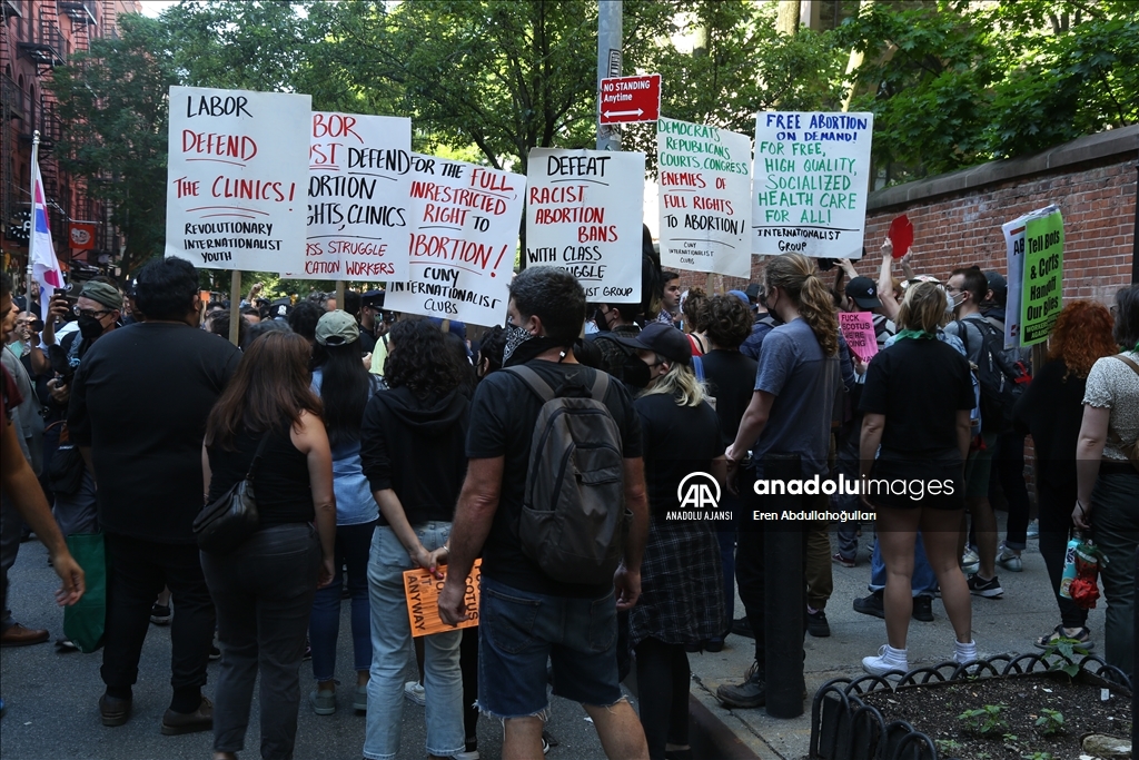Kürtaj hakkını savunanlar ve kürtaj karşıtları New York'taki gösteride karşı karşıya geldi