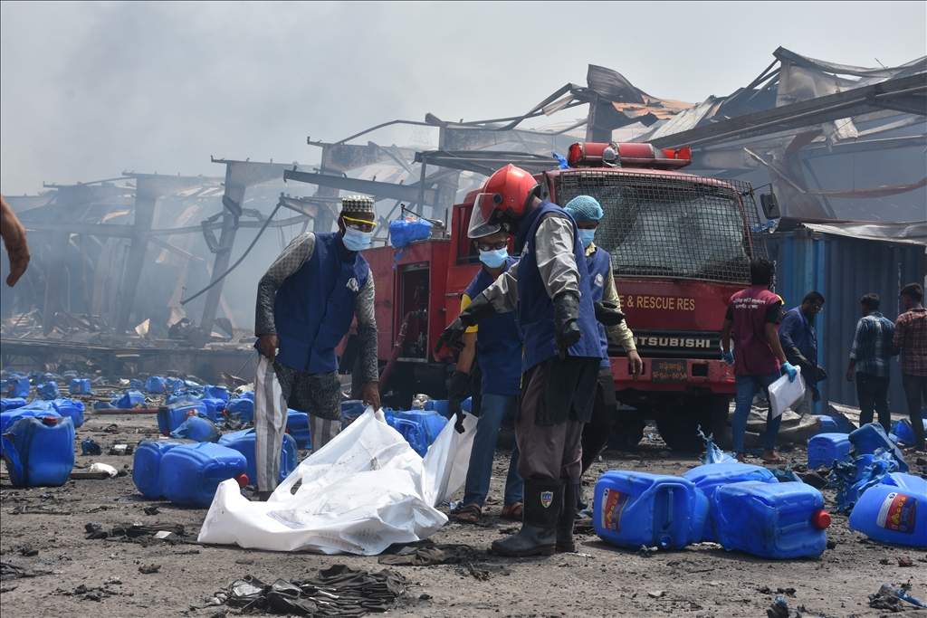 Bangladesh, 49 të vdekur nga zjarri masiv në një depo kontejnerësh