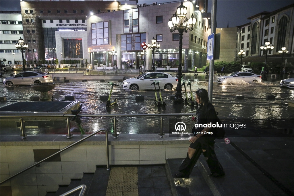 Ankara'da sağanak akşam saatlerinde yeniden etkili oldu