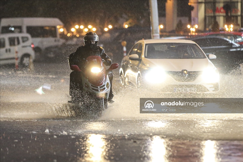 Ankara'da sağanak akşam saatlerinde yeniden etkili oldu