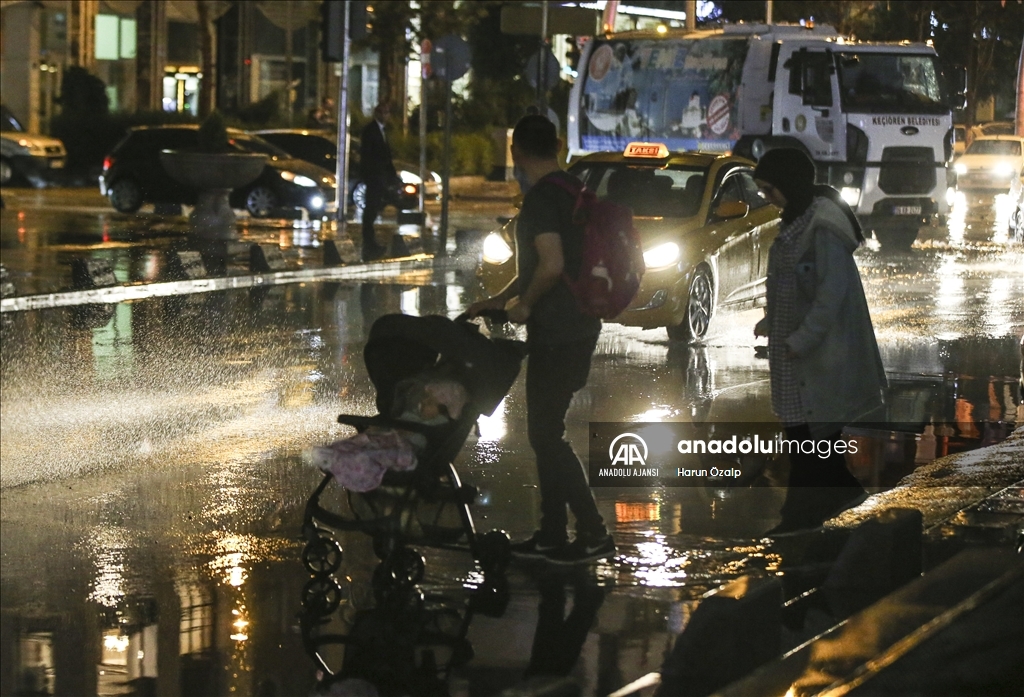 Ankara'da sağanak akşam saatlerinde yeniden etkili oldu