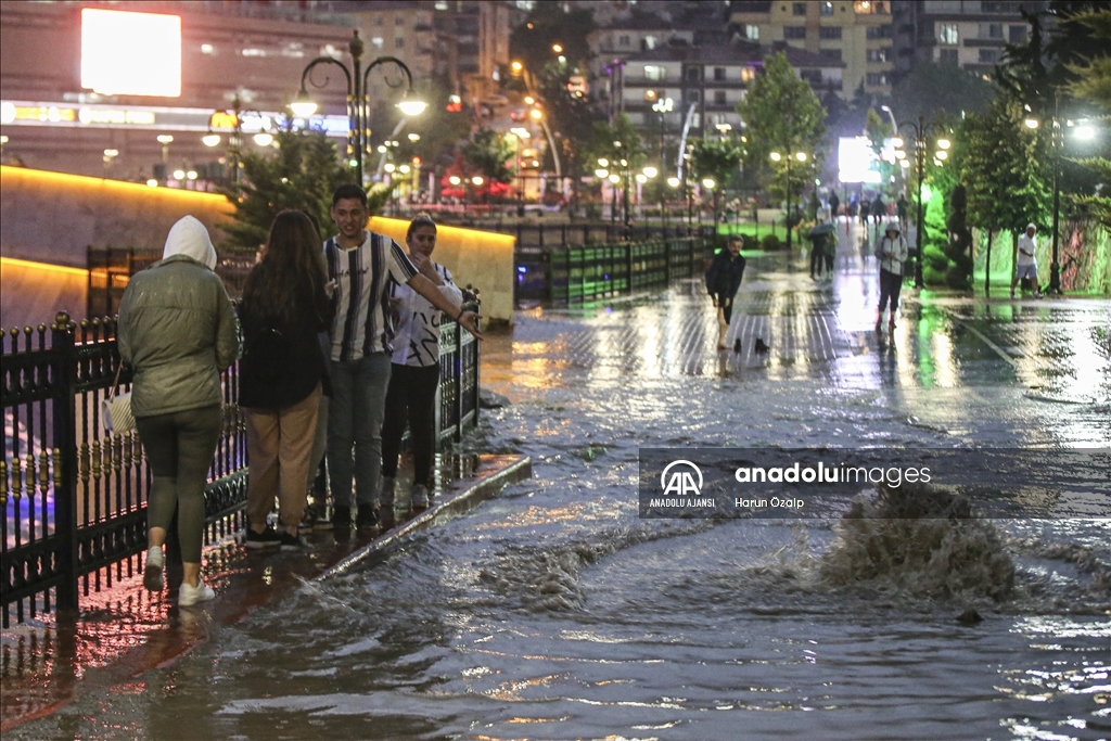 Ankara'da sağanak akşam saatlerinde yeniden etkili oldu