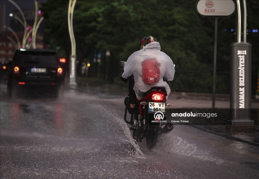 Ankara'da sağanak akşam saatlerinde yeniden etkili oldu