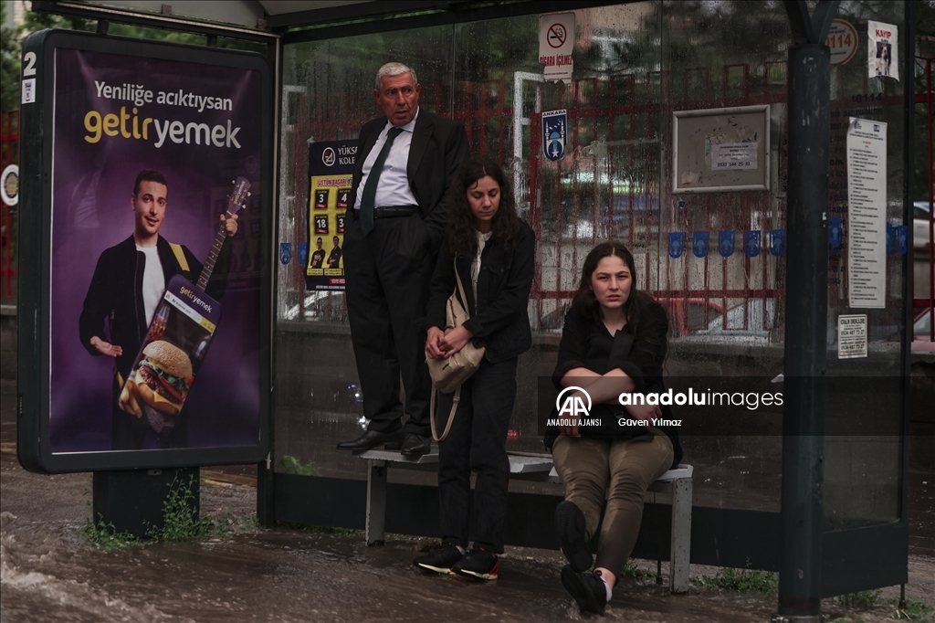 Ankara'da sağanak akşam saatlerinde yeniden etkili oldu